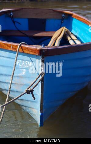 Blu barca a remi " Flash " Dinghy. Ormeggiato a Turf Hotel sull'Exe estuario. South Devon, Regno Unito. Foto Stock