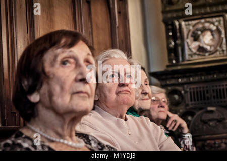 Visita il 'Shoacafe' nei locali della Shoah superstite centro "ZWST' e le loro famiglie a Francoforte, dove i sopravvissuti si incontrano una volta al mese. Foto Stock