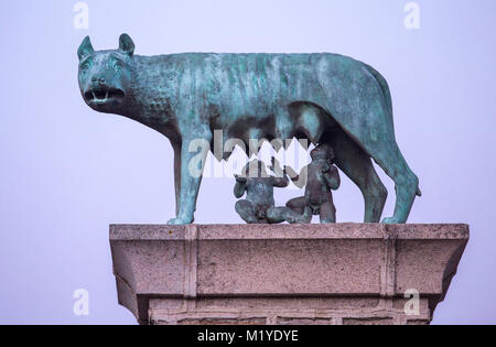 Scultura in bronzo della lupa con Romolo e Remo, Replica a città di Merida, Spagna Foto Stock