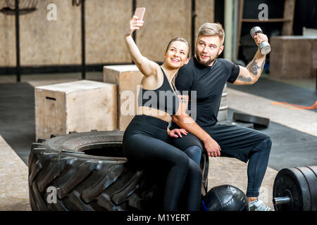 Giovane rendendo selfie foto in palestra Foto Stock