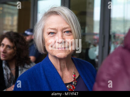 Giornalista, Kate Adie, arriva a Portcullis House per il supporto di Carrie Gracie all'indagine sulla retribuzione equa per le donne presso la BBC. Foto Stock