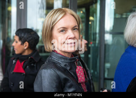 Giornalista e presentatore televisivo, Mariella Frostrup, arriva a Portcullis House per il supporto di Carrie Gracie all'indagine sulla retribuzione equa per le donne Foto Stock