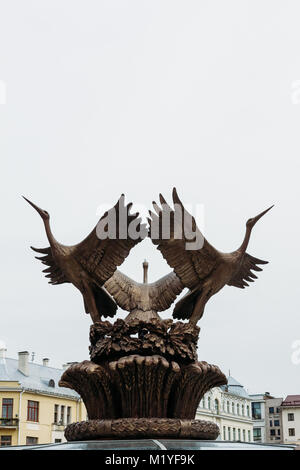 Minsk, Bielorussia - 18 Maggio 2017: scultura cicogne sulla fontana di Piazza Indipendenza in Bielorussia Foto Stock