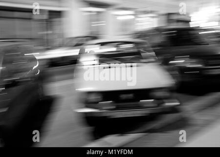 Un tempo di esposizione lungo immagine mostra un parcheggio auto su una strada di notte a Praga, Repubblica Ceca Foto Stock