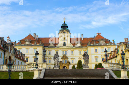 Il Valtice chateau. In primo piano le scale di fronte al castello di Valtice. Lo sfondo è il cielo blu e nuvole bianche. Foto Stock