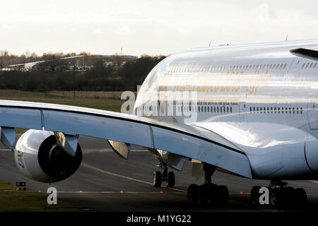 Emirates Airlines Airbus A380 di rullaggio per il decollo all'Aeroporto di Birmingham, UK (A6-EUZ) Foto Stock