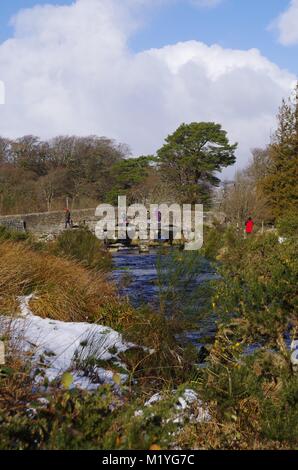 Xiii secolo battaglio e del xviii secolo il ponte di granito su Est Dart River a Postbridge. Parco Nazionale di Dartmoor, Devon, Regno Unito. Febbraio, 2015. Foto Stock