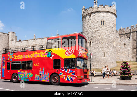 Visita della città a cielo aperto, double-decker sightseeing bus tour al di fuori del Castello di Windsor, Windsor, Berkshire, Inghilterra, GB, Regno Unito Foto Stock