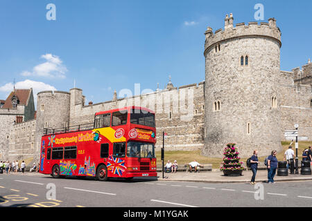 Visita della città a cielo aperto, double-decker sightseeing bus tour al di fuori del Castello di Windsor, Windsor, Berkshire, Inghilterra, GB, Regno Unito Foto Stock