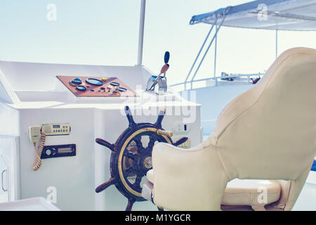 Il luogo del capitano per il controllo con volantino della nave. Foto Stock