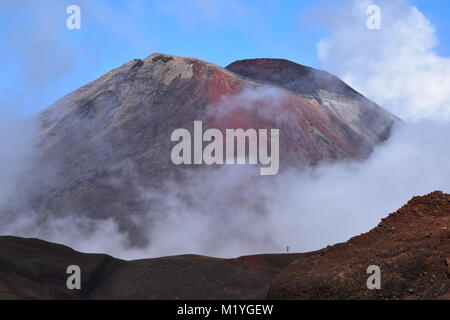 Tongariro Crossing, Nuova Zelanda, Ngauruhoe in nubi Foto Stock