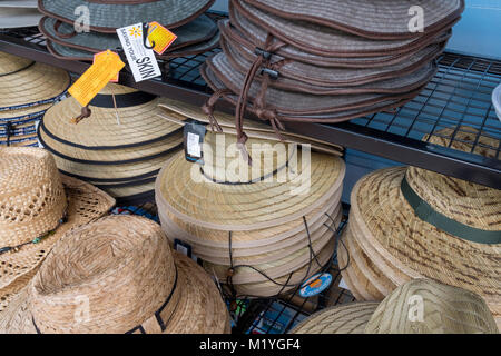 Australian mens cappelli in vendita presso un negozio a Port Douglas, Australia Foto Stock