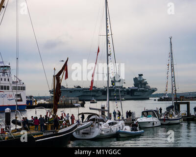 La Royal Navy portaerei HMS Queen Elizabeth entra Portsmouth Porto per la prima volta Foto Stock