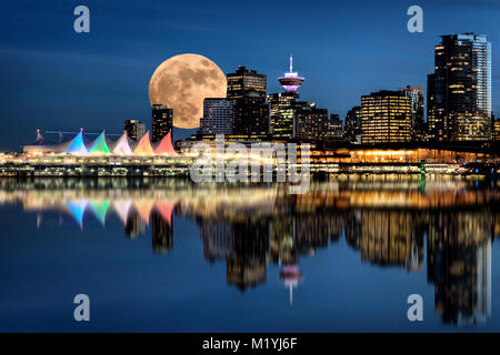 Vancouver notte di luna piena dal Parco di Stanley Foto Stock