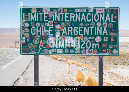 Segni al confine tra Argentina e Cile nel deserto di Atacama Foto Stock