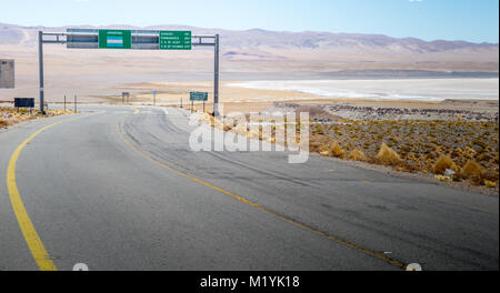 Segni al confine tra Argentina e Cile nel deserto di Atacama Foto Stock