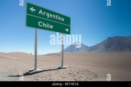 Segni al confine tra Argentina e Cile nel deserto di Atacama Foto Stock