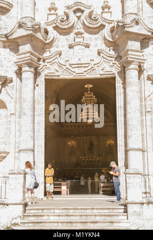 L'Avana, Cuba - 3 Dicembre 2017: porta di ingresso alla Cattedrale de L Avana con i fedeli al suo interno durante la Messa domenicale Foto Stock