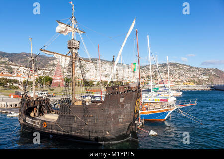 Madeira Portogallo Madeira Replica ormeggiata la nave dei pirati di mare costiero gite da Funchal a Cabo Girao per osservare i delfini e balene viaggi UE Foto Stock