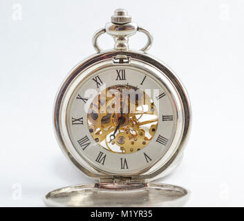 Isolato vintage orologio da tasca con esposti gli ingranaggi, vedere attraverso il corpo e la primavera powered Foto Stock