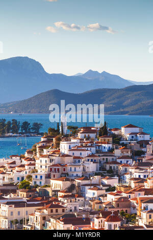 Vista di Poros Island e le montagne della penisola del Peloponneso in Grecia. Foto Stock