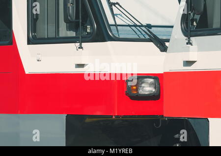 Il bianco e il rosso il Tram Closeup in una giornata di sole Foto Stock