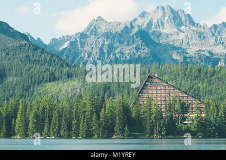 Il villaggio di Strbske Pleso il lago e i Monti Alti Tatra in Slovacchia Foto Stock