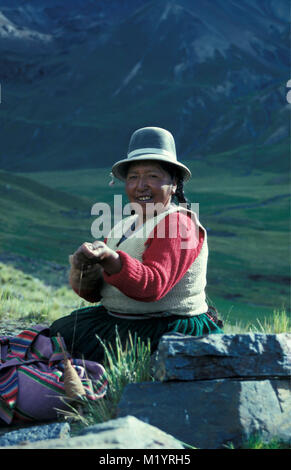 Bolivia. Vicino Palcoco. Montagne delle Ande. Indiani Aymara. Donna con tipico bolder hat lamawool di filatura. Foto Stock