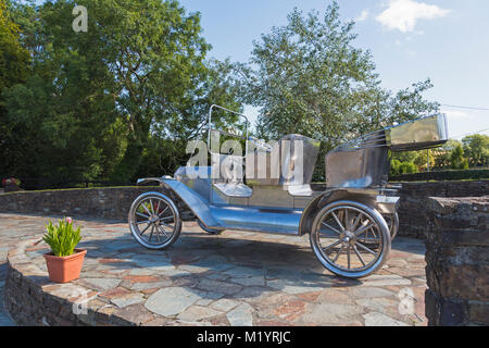 Ballinascarty aka Ballinascarthy, County Cork, West Cork, Irlanda. Eire. Monumento a Henry Ford e la sua Ford Modello T. I monumenti scultore fu Ke Foto Stock