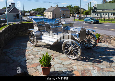 Ballinascarty aka Ballinascarthy, County Cork, West Cork, Irlanda. Eire. Monumento a Henry Ford e la sua Ford Modello T. I monumenti scultore fu Ke Foto Stock