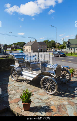 Ballinascarty aka Ballinascarthy, County Cork, West Cork, Irlanda. Eire. Monumento a Henry Ford e la sua Ford Modello T. I monumenti scultore fu Ke Foto Stock