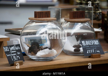 Tartufo nero nel preservare jar Foto Stock