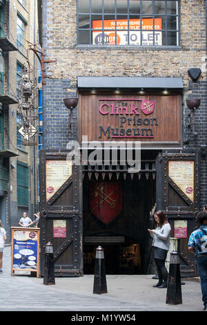 Londra, Inghilterra - Agosto 22, 2017 visitatori al di fuori il Clink Prison Museum di Bankside. Foto Stock