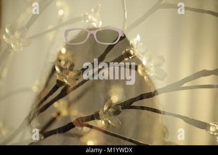 Esposizione doppia testa con gli occhiali per capelli con fiore Foto Stock