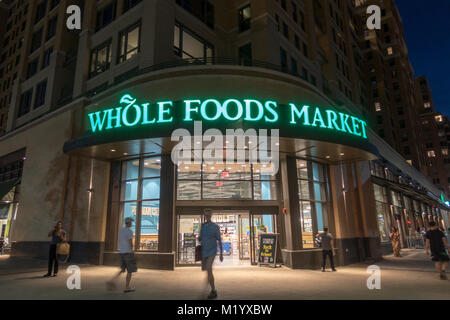 L'ingresso principale al Whole Foods Market store in Arlington, Stati Uniti. Foto Stock