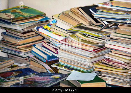 Vecchi Libri impilati in pile. Rifiuti di carta Foto Stock