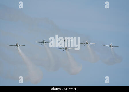 Team Raven formazione acrobatica squadra di volo Van's RV aeromobili con un mix di RV4s e RV8s in mostra al Clacton Airshow. Piani Foto Stock