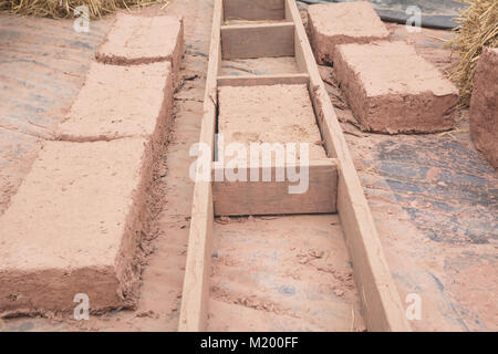 Fatto a mano con mattoni di argilla. Preparare il fango per fare mattoni. Foto Stock