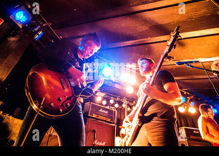 Norvegia, Bergen - Novembre 18, 2017. La Norwegian rock band spareggio esegue un concerto dal vivo al garage di Bergen. Qui il bassista Patrick Andersson (R) è visto dal vivo sul palco con il chitarrista Olav Vikingstad (L). (Photo credit: Gonzales foto - Jarle H. Moe). Foto Stock