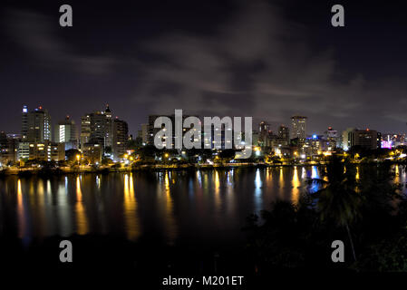 La Laguna di Condado durante la notte di San Juan PR Foto Stock