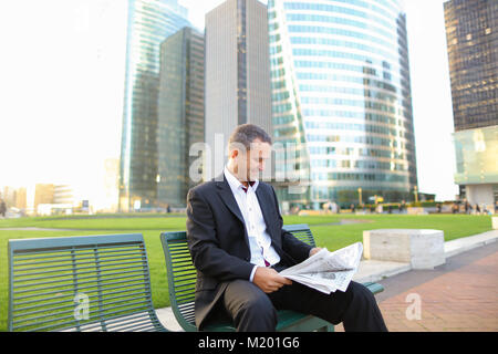 Allietano manager maschio quotidiano di lettura al di fuori di . Foto Stock