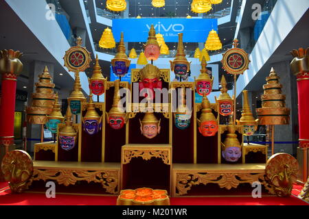 Puntelli decorativo sullo schermo in un centro commerciale durante la stagione del Festival Diwali. Foto Stock