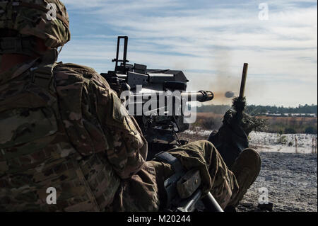 Un aviatore dal 824th Base Defense Squadron incendi un contrassegno 19 40mm granata mitragliatrice, gen. 26, 2018 a Camp Blanding Centro comune di formazione, Fla. Il aviatori viaggiato a Blanding a partecipare in armi settimana dove hanno qualificato su armi pesanti che vanno dalla M249 macchina leggera pistola alla M18 Claymore miniera. (U.S. Air Force foto di Senior Airman Janiqua P. Robinson) Foto Stock