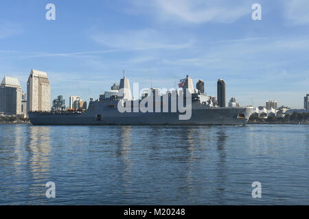 SAN DIEGO (feb. 2, 2018) Il trasporto anfibio dock nave USS San Diego (LPD 22) transita per la Baia di San Diego mentre ritornando alla sua base navale di San Diego homeport seguendo il loro primo spiegamento operativo. America, parte dell'America anfibio gruppo pronto, con avviato xv Marine Expeditionary Unit, è di ritorno da una regolare distribuzione programmata per il Pacifico occidentale e nel Medio Oriente. Gli Stati Uniti Marina ha pattugliato l'Indo-Pacifico regione di routine per più di 70 anni di promozione della pace e della sicurezza. (U.S. Navy foto di Melissa K. Russell/rilasciato) Foto Stock