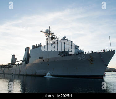 180202-N-HS117-0032 SAN DIEGO(Feb. 2, 2018)Il dock anfibio sbarco nave USS Pearl Harbor (LSD 52) ritorna alla Base Navale di San Diego dopo sette mesi di distribuzione. Pearl Harbor, parte dell'America anfibio gruppo pronto, con avviato xv Marine Expeditionary Unit, è di ritorno da una regolare distribuzione programmata per il Pacifico occidentale e nel Medio Oriente. Gli Stati Uniti Marina ha pattugliato l'Indo-Pacifico regione di routine per più di 70 anni di promozione della pace e della sicurezza. (U.S. Foto di Marina di Massa Specialista comunicazione marinaio apprendista Jeffery L. Southerland/rilasciato) Foto Stock