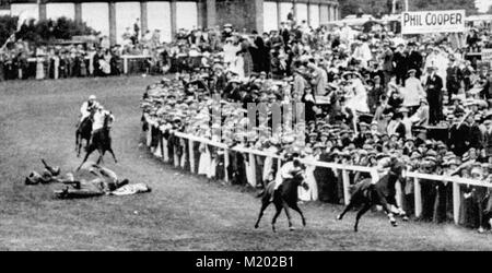 File foto datata 04/06/1913 di suffragette Emily Davison dopo che ella era mortalmente feriti da King's cavallo durante l'Epsom Derby. La rappresentanza delle persone Act, approvato il 6 febbraio 1918, ha dato alcune donne di età superiore a 30 voti e il diritto a candidarsi per il Parlamento. Foto Stock