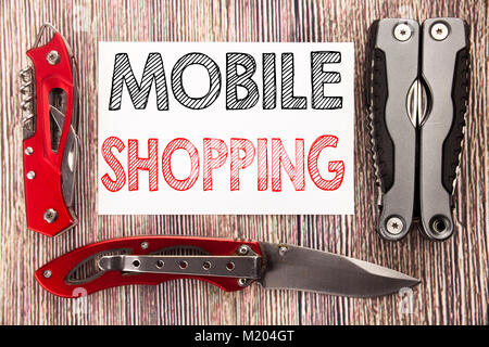 Mano concettuale di scrittura di testo Didascalia ispirazione mostra Mobile Shopping. Il concetto di business per cellulare ordine online scritto sul vecchio sfondo di legno Foto Stock