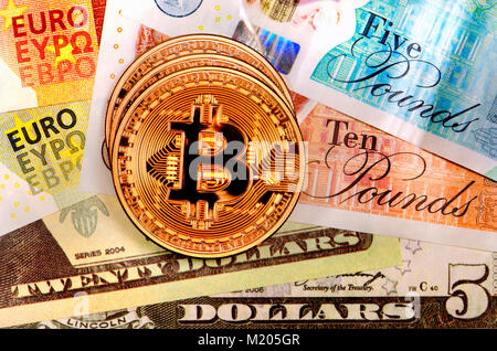 Bitcoin cryptocurrency / sistema di pagamento (rame Bitcoin rotonda commemorativa .999 bullion) valuta elettronica con Dollari Sterline ed euro Foto Stock