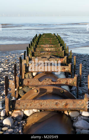 Canalizzazione di evacuazione dell'acqua sulla spiaggia Abergele Galles del Nord Foto Stock