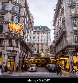 Ingresso al Savoy Hotel sullo Strand, Londra UK Foto Stock